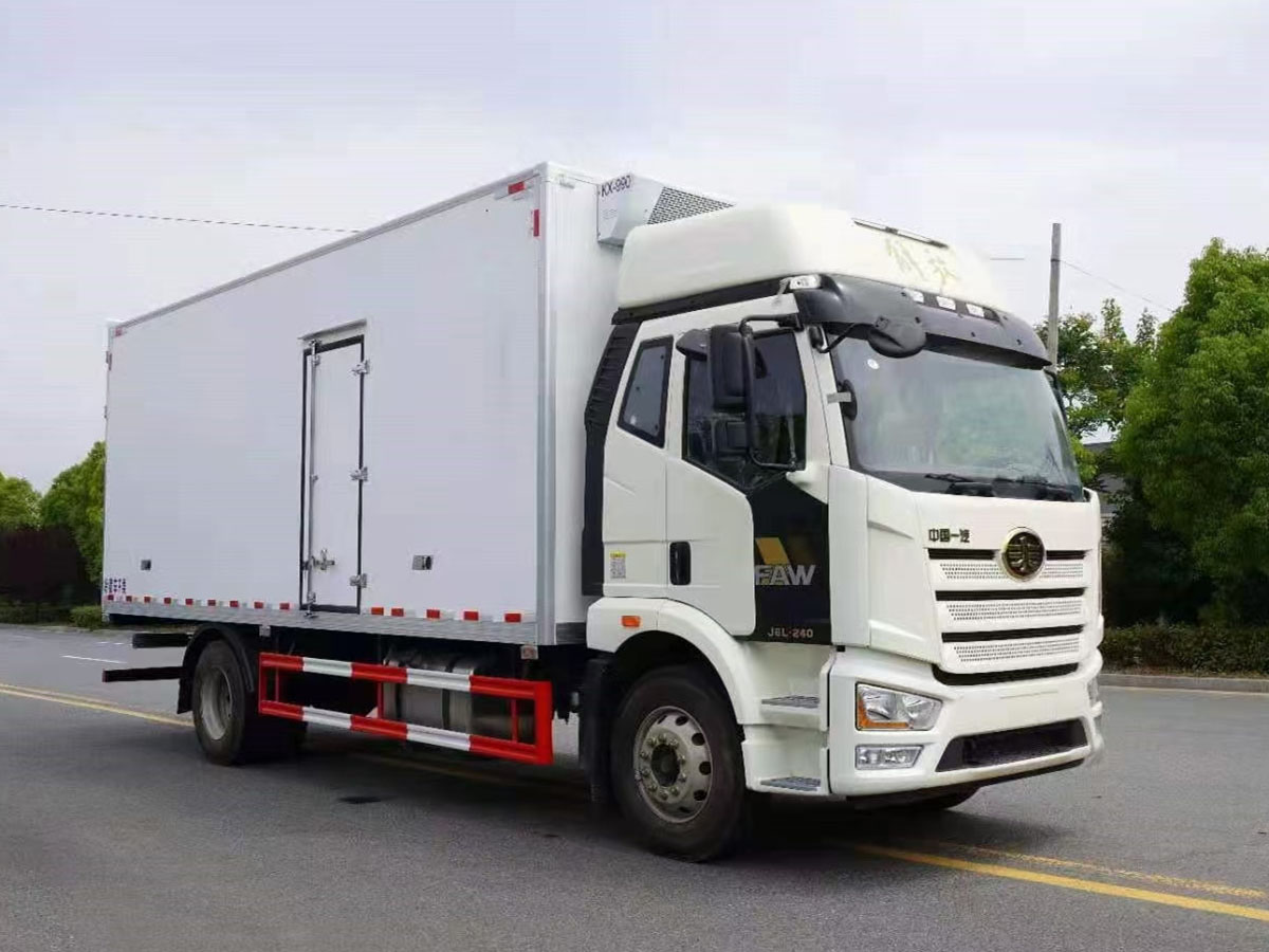 解放J6六米八冷藏車