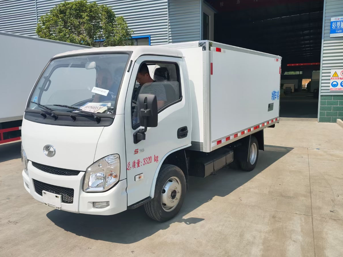 躍進小福星地庫冷藏車(3.26米)